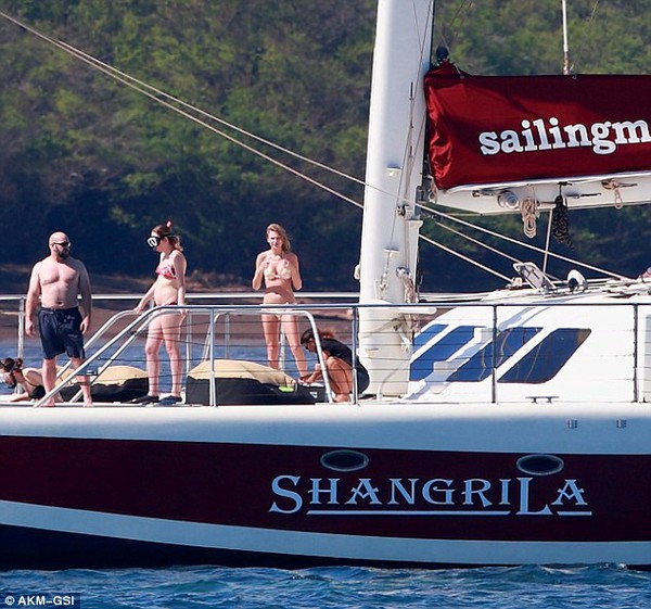 Taylor Swift wears a seductive bikini on a luxury yacht 7